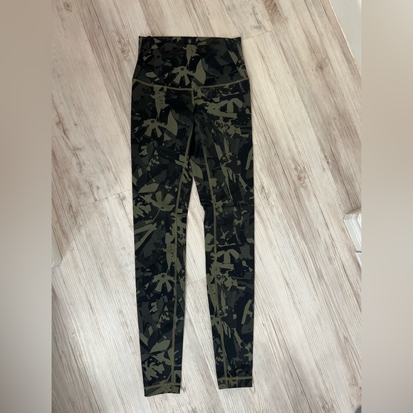 Lululemon Wunderunder Camo- Sz 6 - Picture 1 of 2